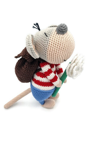 Häkelanleitung Maus Flapsi mit Rucksack und Blume