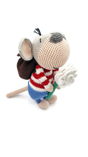 Häkelanleitung Maus Flapsi mit Rucksack und Blume