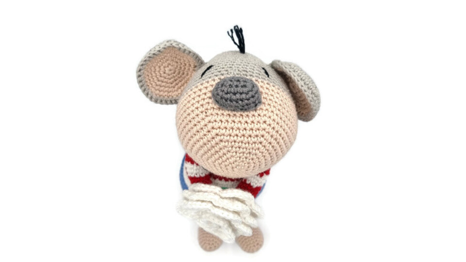 Häkelanleitung Maus Flapsi mit Rucksack und Blume