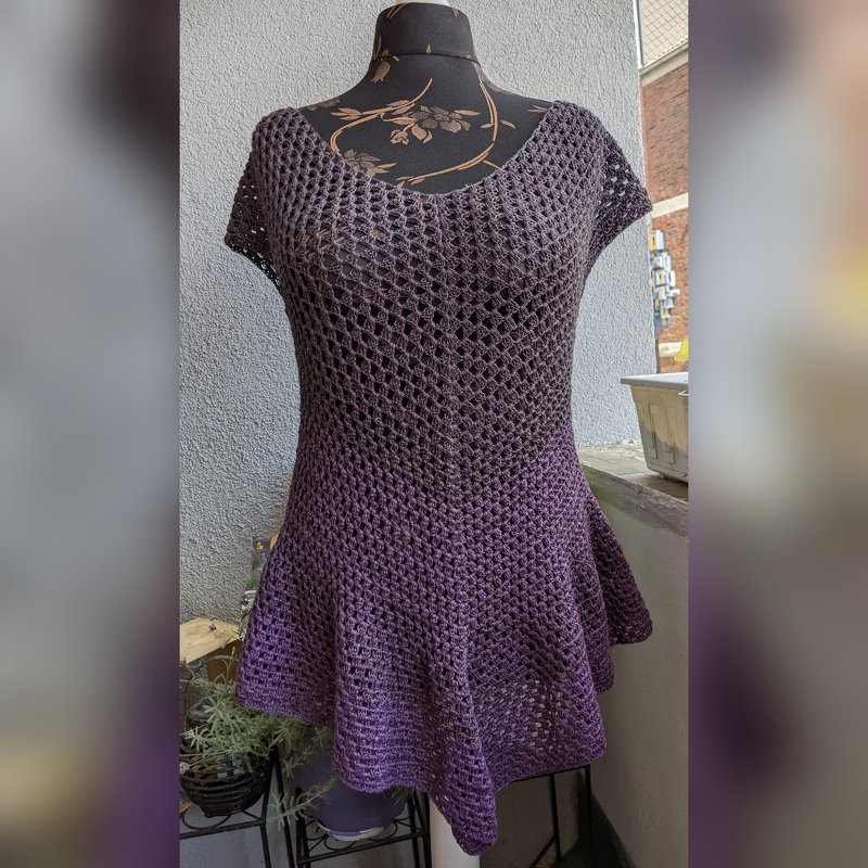 Violette gehäkelte Tunika mit schwingendem Saum auf Mannequin