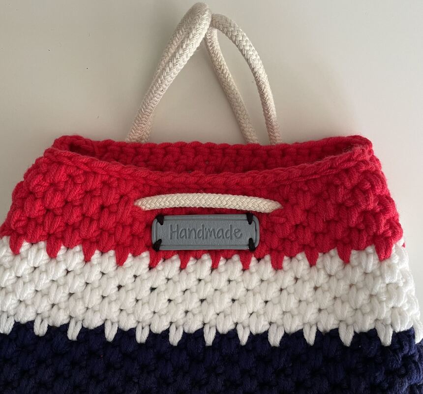 Maritimer Häkelrucksack mit Blockstreifen, groben Maschen und Seilgriffen