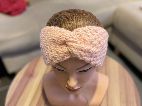 Strickanleitung für warmes Stirnband mit Reliefmuster