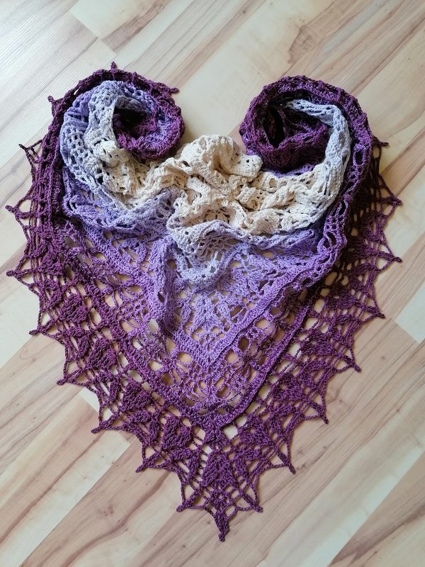 Triangular scarf „Ladina BE“ – crochet pattern