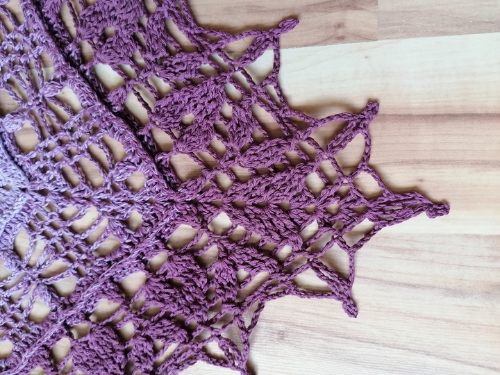 Triangular scarf „Ladina BE“ – crochet pattern