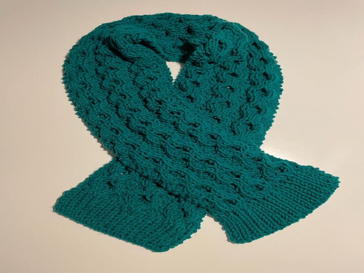 Strickanleitung Winterschal mit Wabenmuster - Perfekt für kalte Tage!