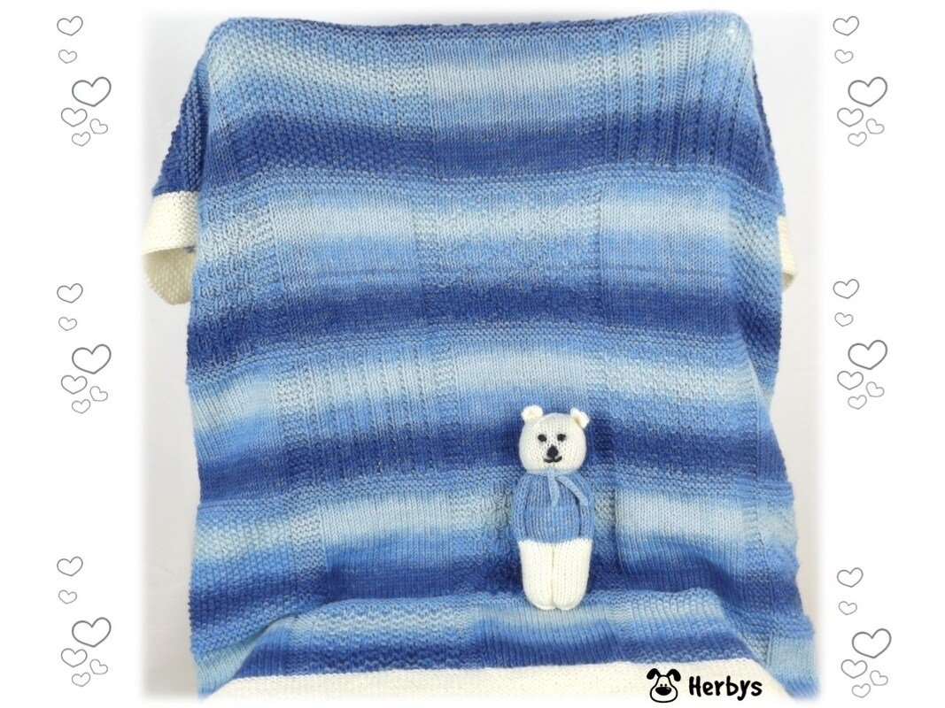 Gestrickte Babydecke blau gestreift mit kleinem angenähtem Teddybär