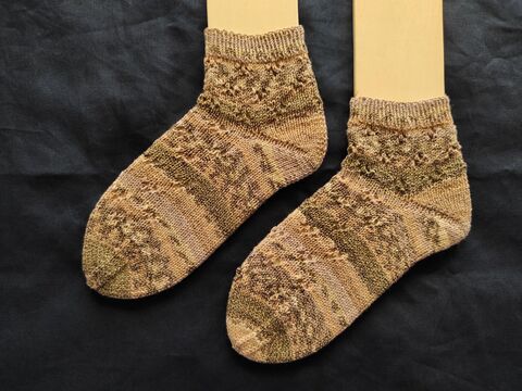 Anleitung: Sneakersocken mit Lochmuster in Gr. 40