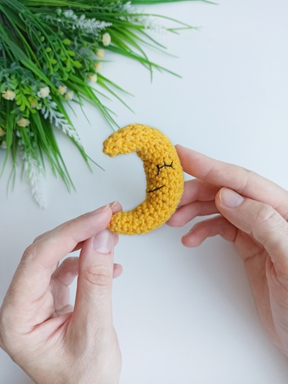 Crochet moon pattern, amigurumi crescent moon