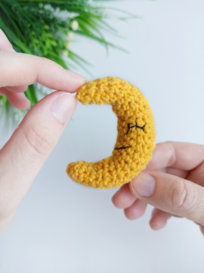 Crochet moon pattern, amigurumi crescent moon