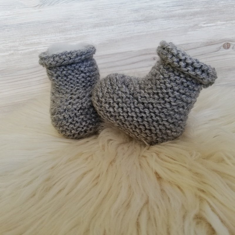 Strickanleitung Babyschuhe grau bis 4 Monate tragbar - Bild 2