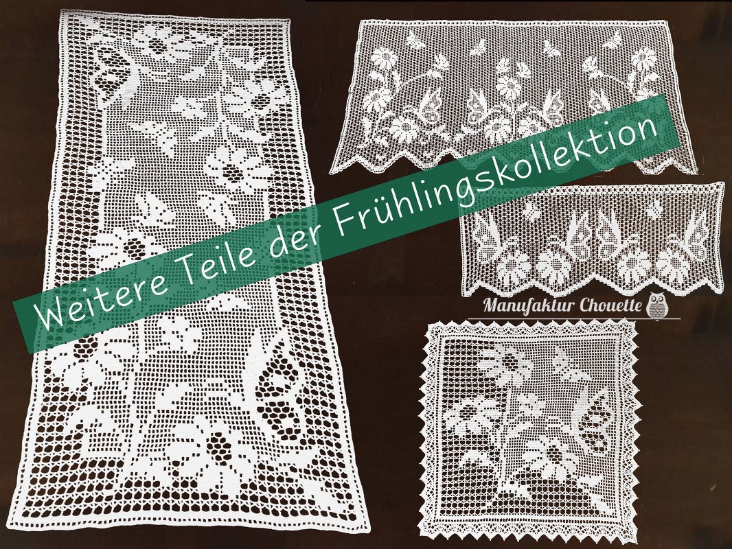 Vier weiße Filethäkel-Deckchen und ein Tischläufer mit Blumen- und Schmetterlingsmotiven auf dunklem Hintergrund.