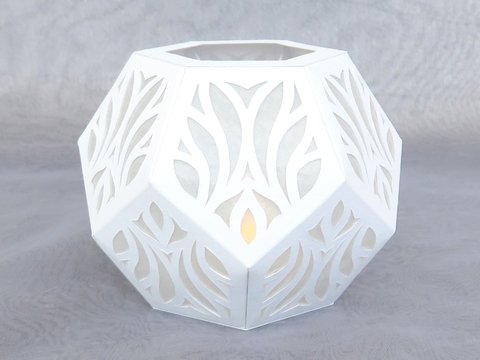 Tischleuchte mit floralem Muster, rund – Bastelanleitung und Vorlagen
