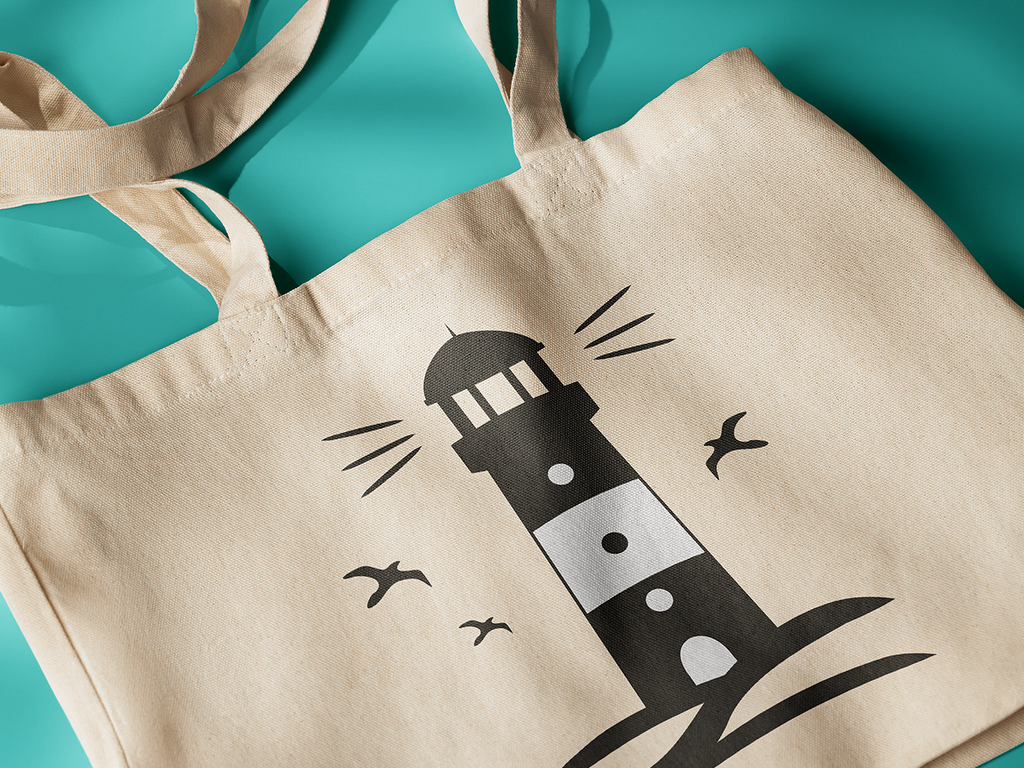 Stofftasche mit schwarzem Leuchtturm-Plott, zwei Streifen, Lichtstrahlen und Möwen