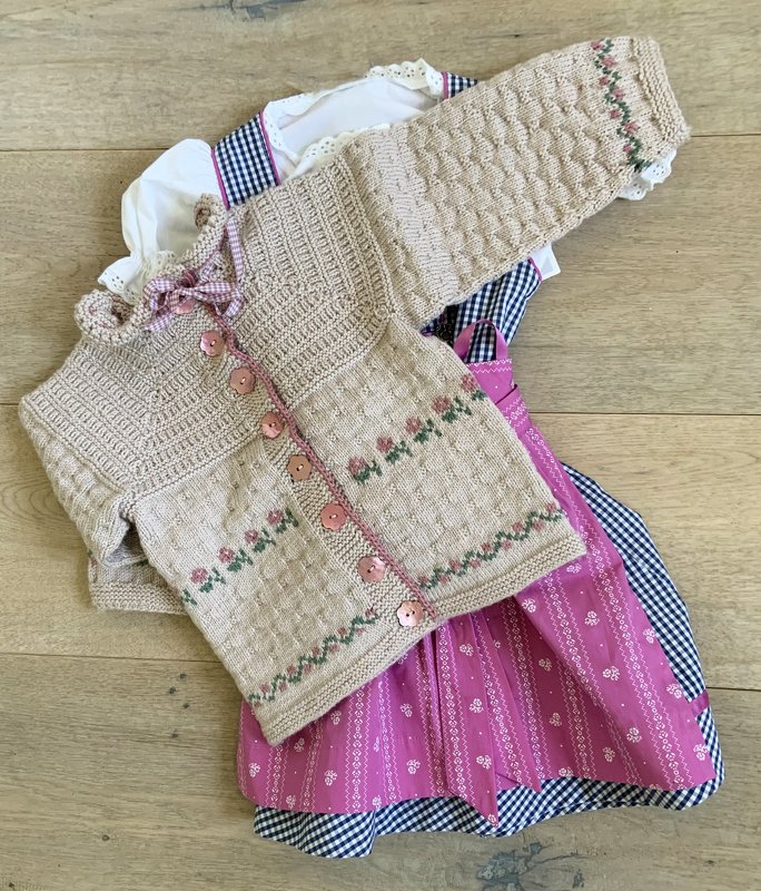 Kleinkinder-Trachtenjacke mit eingestrickten Röschen in Größe 86