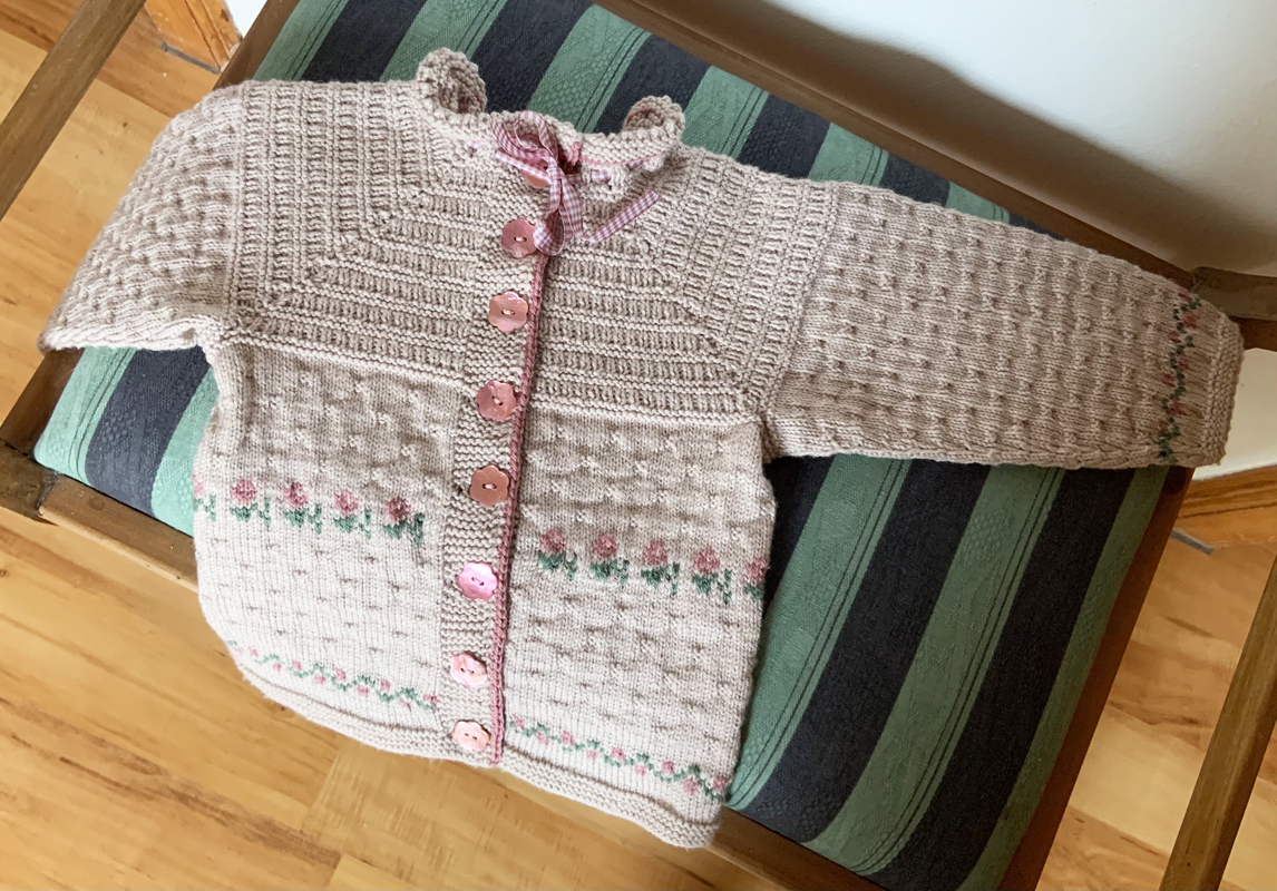 Kleinkinder-Trachtenjacke mit eingestrickten Röschen in Größe 86