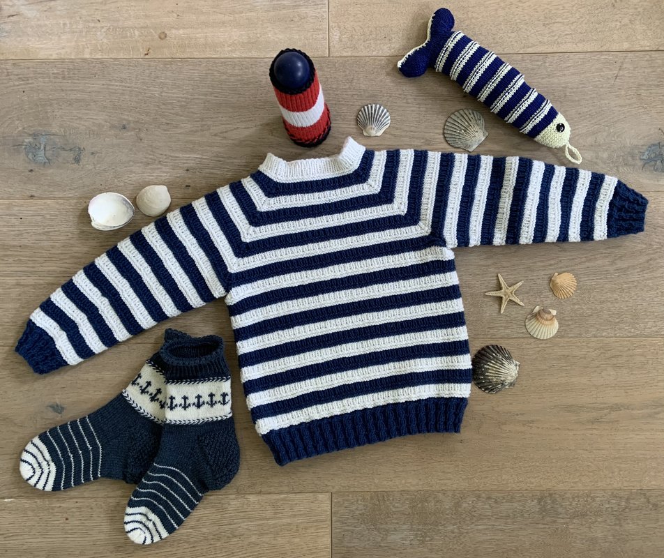 Maritimer Pullover mit einfachem Rechts-Links-Muster in Größe 104 (circa)