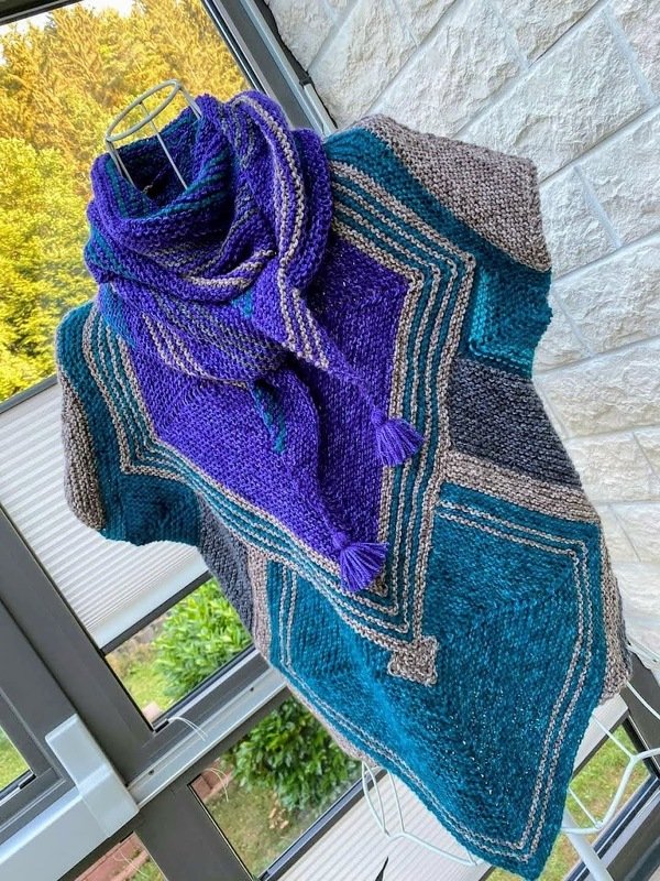 mehrfarbige gestrickte Damen-Tunika mit kurzärmeligem Schnitt und violettem Dreieckstuch mit Quasten