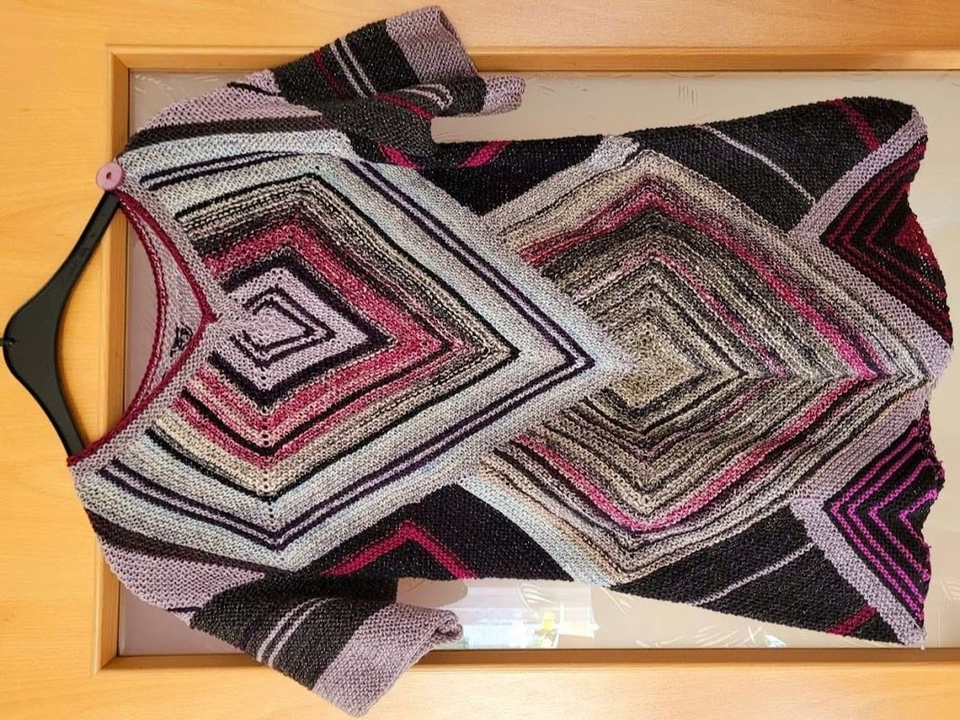 Gestrickte Damen-Tunika mit konzentrischen Rauten in Rosé, Grau und Schwarz