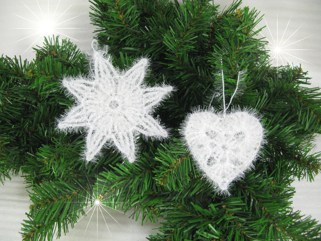 Schnell gehäkelter weißer Stern und Herz an Tannengrün