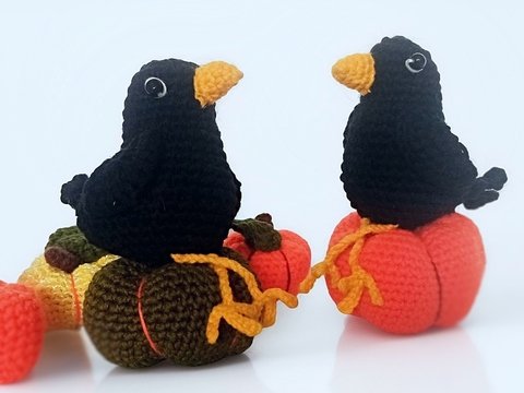 Lustige Krähe mit Kürbissen – Häkelanleitung für Herbst & Halloween