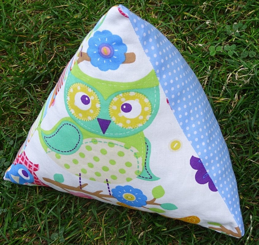 Dreieckkissen aus vier Stoffstücken nähen Anleitung Schnittmuster Kissen - Bild 6