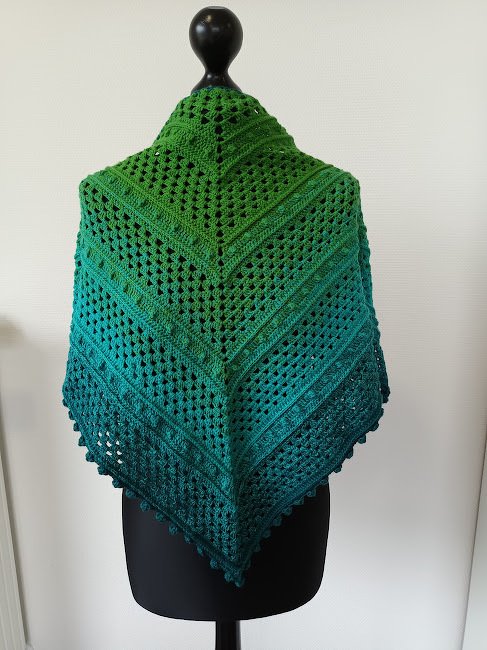 Gehäkeltes Dreieckstuch in Grün-Türkis auf schwarzer Schneiderpuppe