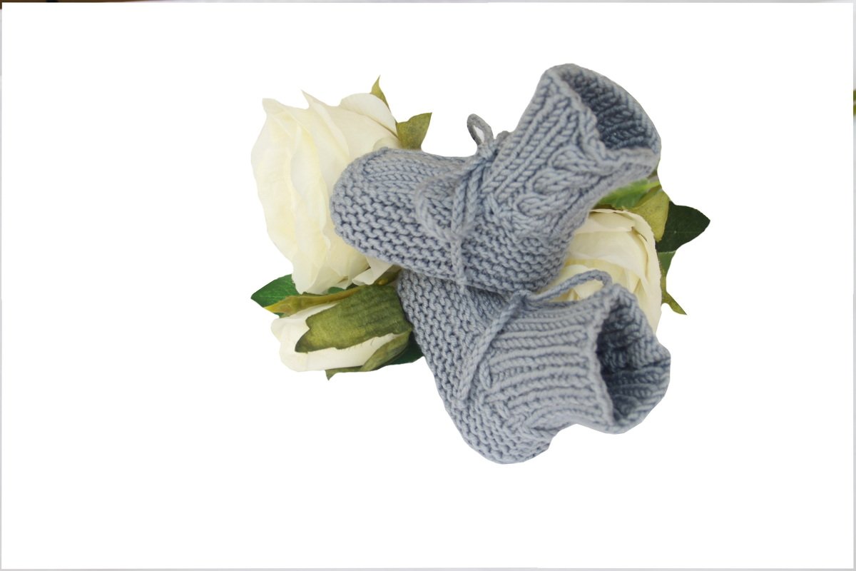 Baby booties with cable