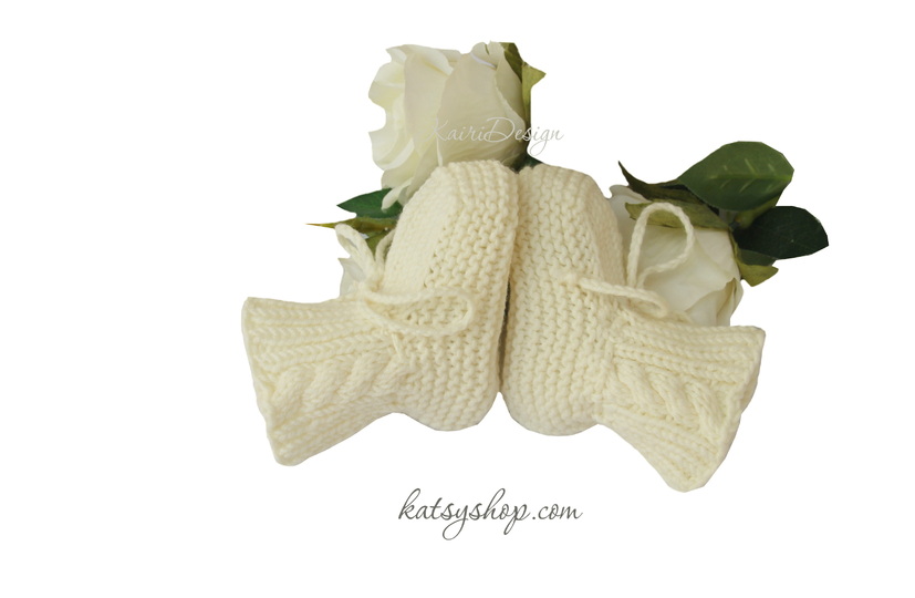 Baby booties with cable