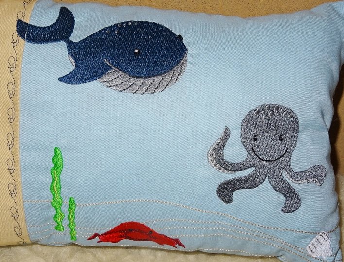 Wal mit Tintenfisch Stickdatei - Kissen ITH + Taschenbild
