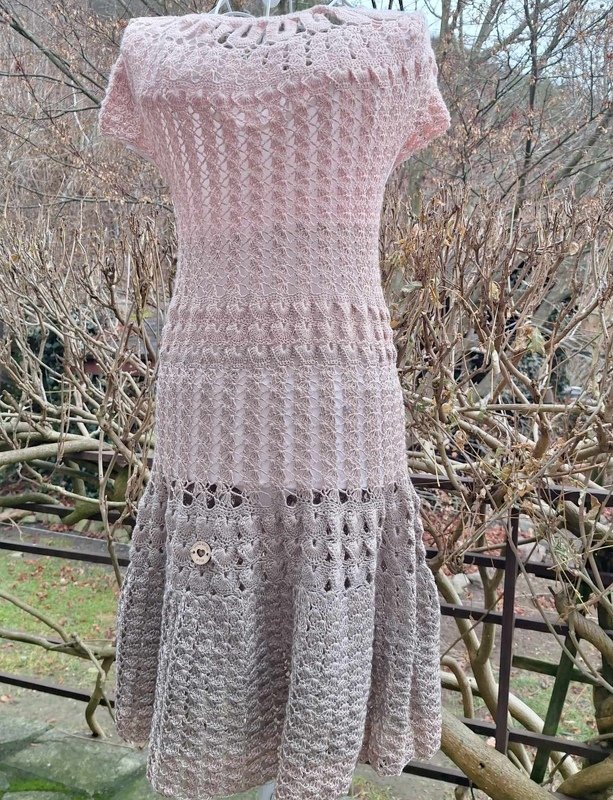 Kurzärmeliges Häkel-Tunika-Kleid rosé-beige mit Ajour- und Rippenmustern, Stufenrock und Knopf