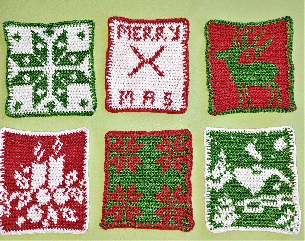 Sechs gehäkelte quadratische Untersetzer in Rot, Grün und Weiß mit Weihnachtsmotiven (Rentier, Kerzen, Stern, Schneeflocken)