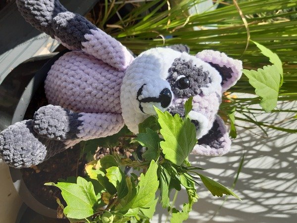 Handgehäkeltes lila‑graues Amigurumi‑Kätzchen mit schwarzen Augen im Blumentopf