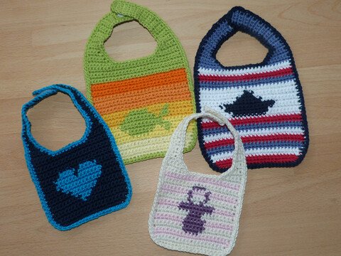 Häkelanleitung für Puppenlätzchen in 2 Größen mit eingehäkelten Motiven