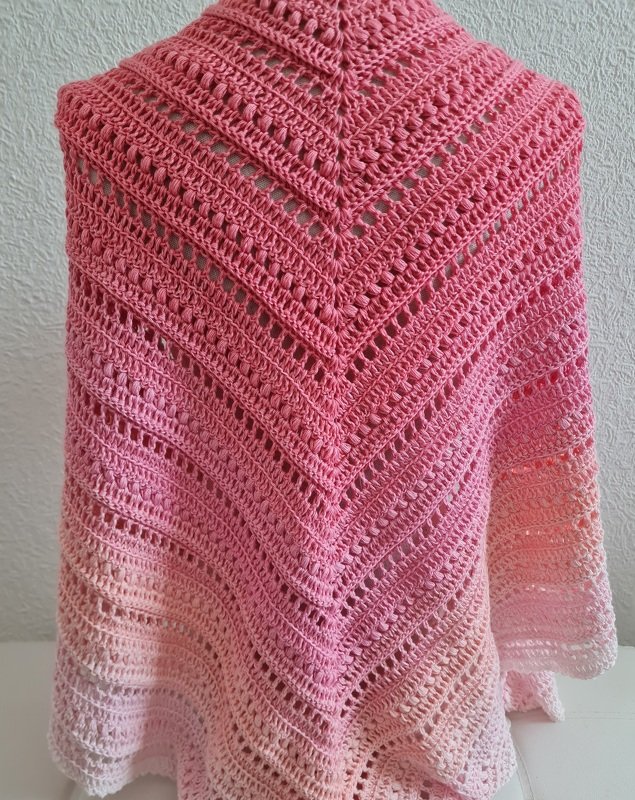 Gehäkeltes Dreieckstuch in Rosa‑Pfirsich‑Farbverlauf mit Noppen- und Lochmuster