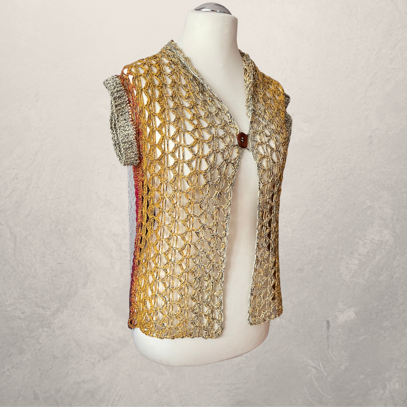 Gehäkelte ärmellose Damenweste mit Ajourmuster und Knopf auf Schaufensterpuppe