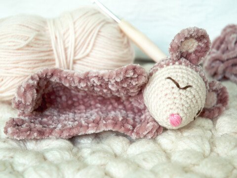 Amigurumi Kuschelmaus aus Velvet Garn Baby Geburt Taufe Maus Häkelanleitung