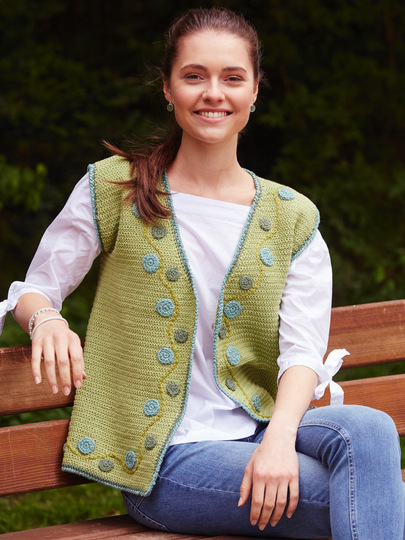 Grüne, gehäkelte Weste mit aufgenähten, gehäkelten Ornamenten