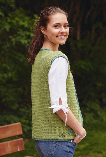 Grüne, gehäkelte Weste mit aufgenähten, gehäkelten Ornamenten