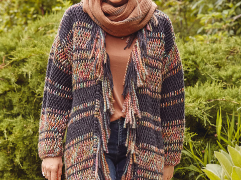 Tunesisch gehäkelt: Warme Jacke mit Fransen in zwei Farben