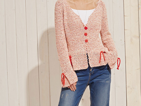 Gehäkelte Jacke mit Schößchen, langen Ärmeln und V-Ausschnitt