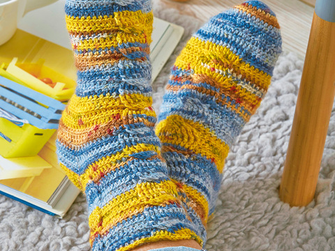 Gehäkelte Socken mit Zopfmuster im Farbverlauf
