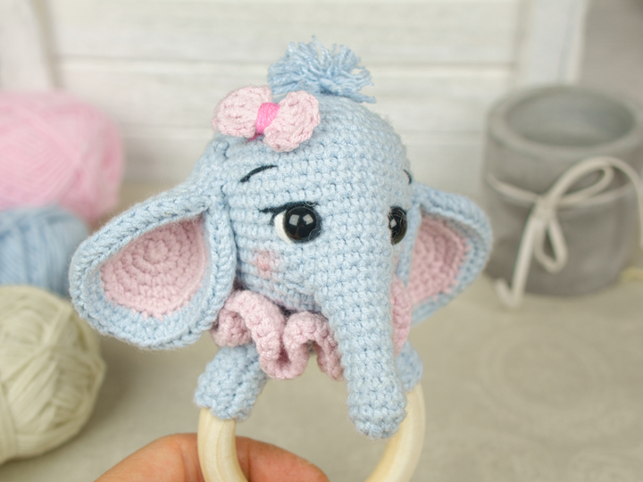 Häkelanleitung Babyrassel Elefantenbaby Bella