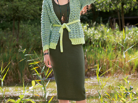 Verschlusslose Häkeljacke mit Büschelmaschen, gestrickten Bündchen und Gürtel