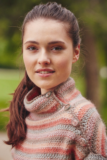 In fünf Farben gehäkelter Pulli mit geknöpftem Stehkragen und Trompetenärmeln