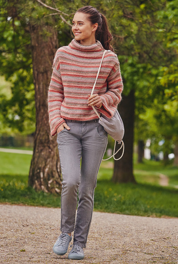 In fünf Farben gehäkelter Pulli mit geknöpftem Stehkragen und Trompetenärmeln