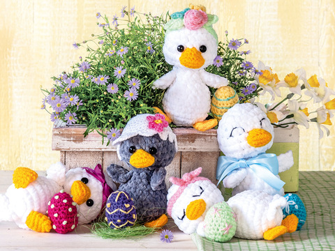 Gehäkelte Entenküken in Weiß und Hellgrau