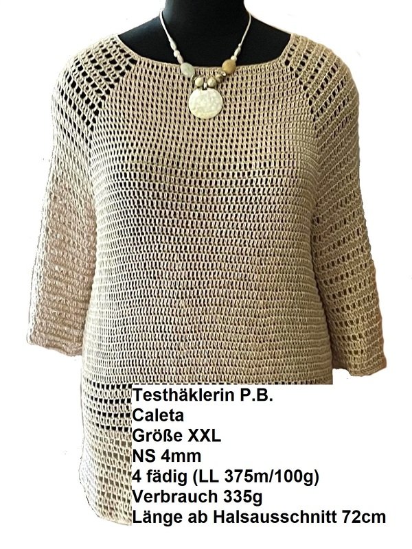 Beiger Häkelpullover mit weitem Rundhalsausschnitt und 3/4-Ärmeln auf einer Schaufensterpuppe.