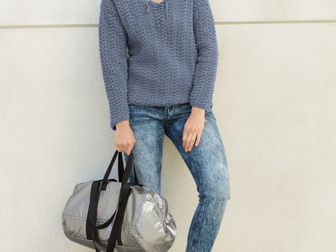 Sportlicher, jeansblauer Pulli im ausgefallenen Häkelmuster und Ausschnittschnürung