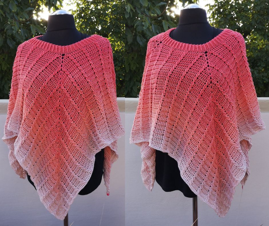 Gehäkelter Damenponcho in Rosé‑Farbverlauf mit Ajourmuster auf Schaufensterpuppe