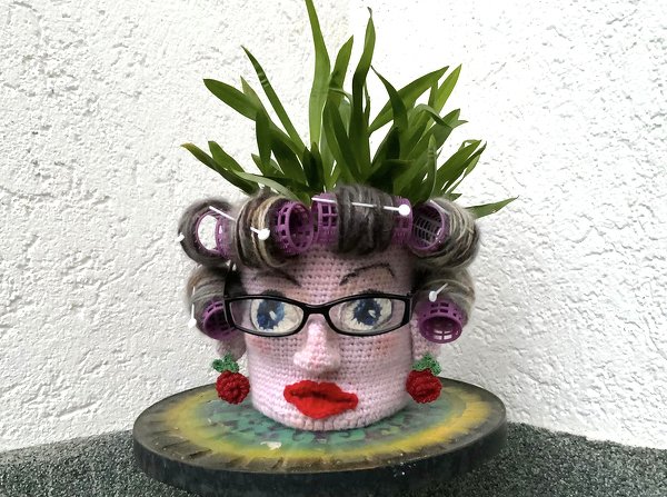 Brillenhalter + Übertopf FRAU WOLLE